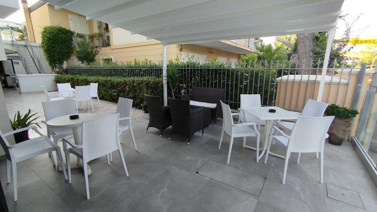 Hotel Pigalle Riccione Kültér fotó